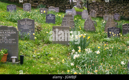 Una Iglesia cementerio en la primavera Foto de stock