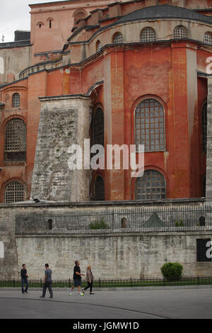 Espectadores y turistas que pasan cerca de la famosa Catedral de Santa Sofía Hagia Sophia, Estambul, Turquía. Foto de stock