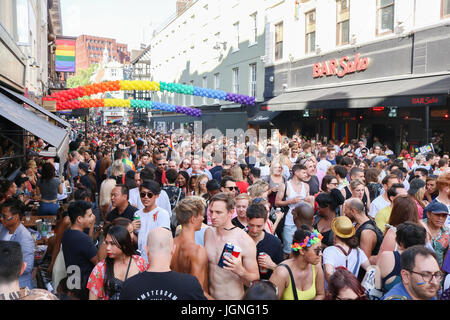 Londres, Reino Unido. 8 de julio, 2017. Compton Street en el Soho está lleno de juerguistas creando una atmósfera de carnaval durante el London Pride Crédito: amer ghazzal/Alamy Live News Foto de stock