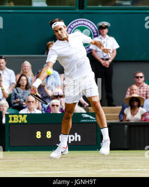 Londres, Reino Unido, 8 de julio de 2017: el tenista suizo Roger Federer en acción en el día 6 en los Campeonatos de Tenis de Wimbledon 2017 en el All England Lawn Tennis y Croquet Club en Londres. Crédito: Frank Molter/Alamy Live News Foto de stock