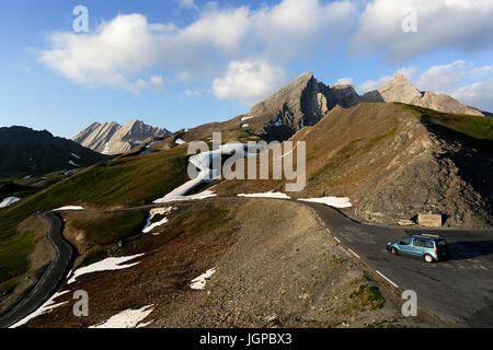 Coche por un pintoresco camino de montaña en los Alpes franceses, Col Agnel, Francia. Foto de stock
