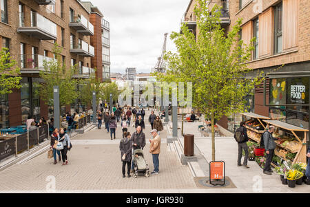 Vista de Wapping Wharf, Bristol, Reino Unido, con gente disfrutando de los cafés locales, tiendas y restaurantes. Wapping Wharf es un nuevo barrio en el centro histórico y c Foto de stock