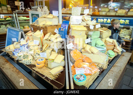 MUNICH, Alemania - 9 de mayo de 2017 : muestra diferentes tipos de queso en el mercado de alimentos al aire libre cerca de Marienplatz en Munich, Alemania. Foto de stock