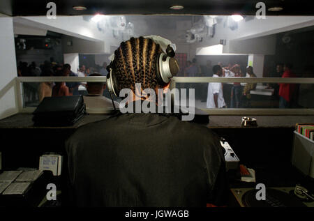 Cabina de DJ en un club nocturno Fotografía de stock - Alamy