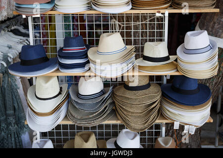MAKARSKA RIVIERA, Croacia - El 20 de junio, 2017: Calle shop vender sombreros de sol para sol moderno sombrero para protegerse del sol en la playa.de Stand con Fotografía de stock - Alamy
