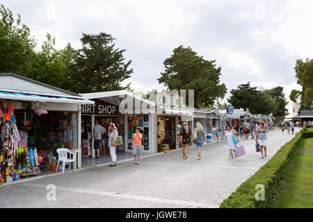 MAKARSKA RIVIERA, Croacia - El 20 de junio, 2017: Calle shop vender  sombreros de sol para hombres.Comprar sol moderno sombrero para protegerse  del sol en la playa.de Stand con sombreros Fotografía de