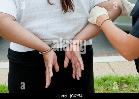Mujer esposados y arrestados por la policía - EE.UU. Foto de stock