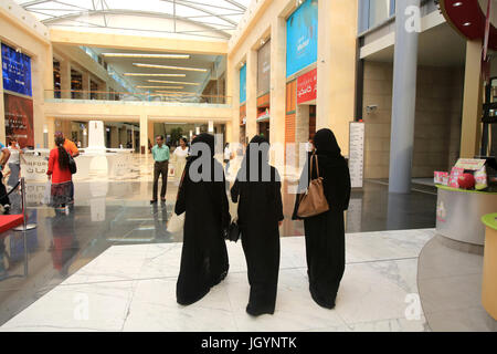 Las mujeres musulmanas llevar abaya. Emirato de Abu Dhabi.