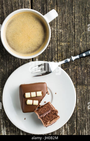 Chocolate dulce postre en plato de postre y taza de café. Vista desde arriba. Foto de stock