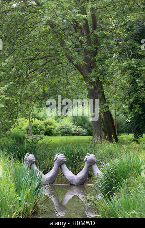 La caillebotte estate en Yerres, Francia. Escultura sobre un arroyo. Francia. Foto de stock
