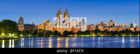 Vistas panorámicas de Central Park West al amanecer y la Reserva Jacqueline Kennedy Onassis. El Upper West Side, Manhattan, Ciudad de Nueva York Foto de stock