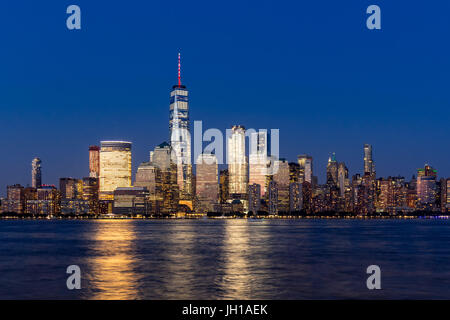 El distrito financiero de la ciudad de Nueva York rascacielos y el Río Hudson al anochecer. Vista panorámica de Manhattan