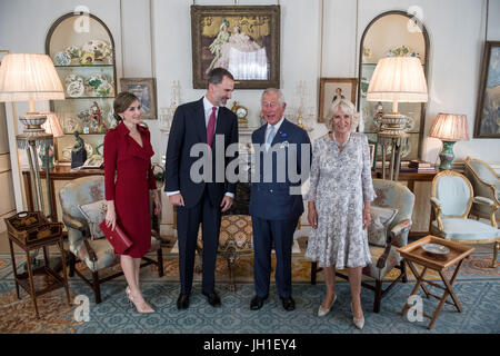 (De izquierda a derecha) Reina Letizia de España, el Rey Felipe VI, el Príncipe de Gales y la duquesa de Cornualles en Clarence House, Londres, durante la visita de Estado del Rey para el Reino Unido. Foto de stock