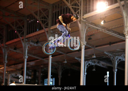 Bike jumper en la Grande Halle de la Villette, en París. Francia. Foto de stock
