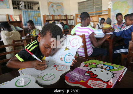 La escuela africana patrocinada por la ONG francesa : la Chaine de l'Espoir. La biblioteca. Lome. Togo.