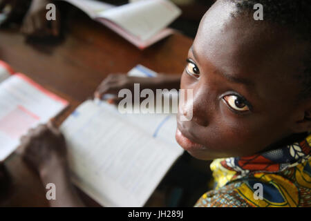 La escuela primaria de África. Niño patrocinado por la ONG francesa : la Chaine de l'Espoir. La biblioteca. Lome. Togo.