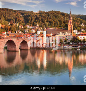 Casco antiguo con Karl-Theodor-Bridge (Puente Viejo) y el castillo, el río Neckar, Heidelberg, Baden-Wurttemberg, Alemania, Europa Foto de stock