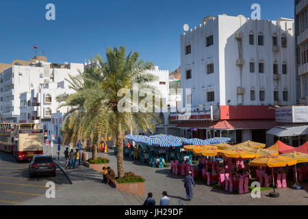 Vista de noche de restaurantes de la Corniche en Muttrah, Muscat, Omán, Oriente Medio Foto de stock