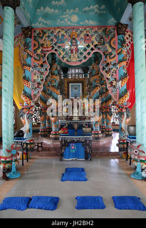 Templo Cao Dai. El caodaísmo es una religión monoteísta establecida oficialmente en la ciudad de T‰S Ninh en Vietnam del Sur en el 1926. Ho Chi Minh City. Viet
