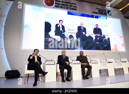 (170712) -- Estambul, 12 de julio de 2017 (Xinhua) -- El Foro Internacional de la Energía (IEF) Secretario General Sun Xiansheng (L), Fatih Birol (C), el director ejecutivo de la Agencia Internacional de Energía (AIE), y Mohammed Barkindo, secretario general de la Organización de Países Exportadores de Petróleo (OPEP), asistir a una sesión del 22º Congreso mundial del petróleo en Estambul, Turquía, el 12 de julio de 2017. Mohammed Barkindo, secretario general de la Organización de Países Exportadores de Petróleo (OPEP), dijo el miércoles que él es optimista acerca de las existencias de petróleo cayendo para aumentar los precios un