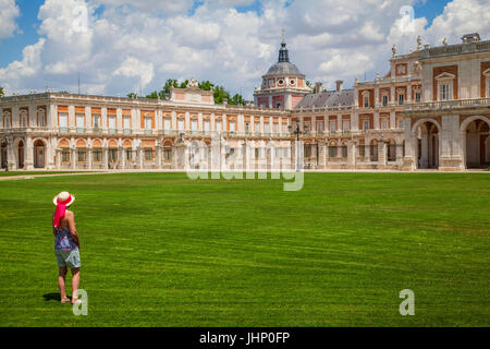 Mujer mirando al Palacio Real de Aranjuez, que es la primavera de la residencia de la Familia Real Española. Foto de stock