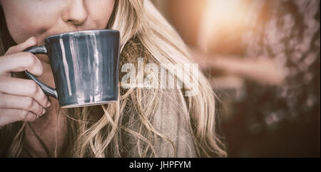 Primer plano de un joven bebiendo café en el café