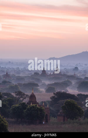 Vista de los templos al amanecer, Bagan (pagano), región de Mandalay, Myanmar (Birmania), Asia
