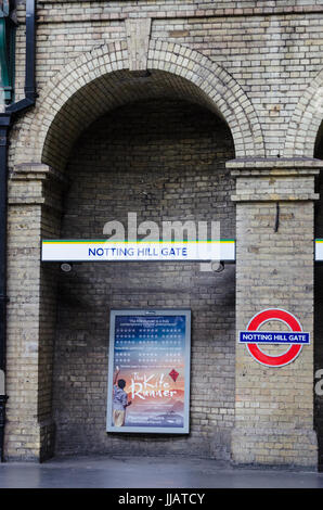 Una plataforma vacía en la estación de metro Notting Hill Gate. Foto de stock