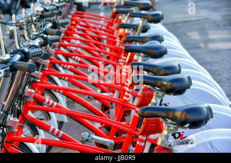 Bicicletas para alquilar en Barcelona, España. Foto de stock