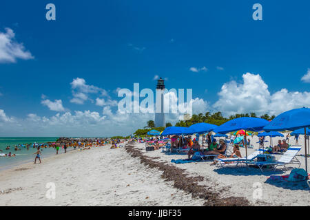 Playa de Cabo Florida luz, la estructura más antigua en pie en Miami-Dade en el condado en el Bill Baggs Cape Florida State Park en la isla de Key Biscatne