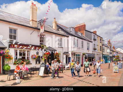 El 3 de julio de 2017: Sidmouth, Dorset, Inglaterra, Reino Unido - Los compradores en el viejo Fore Street, al lado de la Hostería Anchor, en un día soleado de verano en julio. Foto de stock