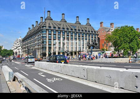 Westminster Bridge nuevo de acero y hormigón materiales barrera en su lugar después de muertes de peatones en pavimento Portcullis House más allá de Londres, Gran Bretaña. Foto de stock