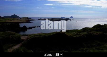 Las Islas Skellig en el horizonte tomadas de Valentia Island, en el condado de Kerry, Irlanda Foto de stock