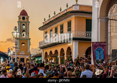 Durante la Semana Santa se conoce como SEMANA SANTA estatuas religiosas desfilan por la ciudad al atardecer, Trinidad, Cuba