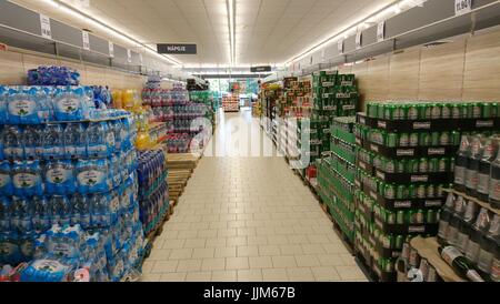 Praga, República Checa - Julio 19, 2017: cervezas y bebidas sin alcohol en un supermercado Lidl. LIDL es una cadena de descuento alemana fundada en 1973 por Ger Foto de stock