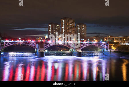 Noche fotografía tomada desde el puente Albery en Glasgow, mirando por encima del tubo iluminado Puente y azud de marea en el centro de Glasgow, Escocia. Foto de stock