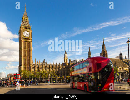 .Red Double Decker Bus delante de las Casas del Parlamento de Londres, Inglaterra Foto de stock