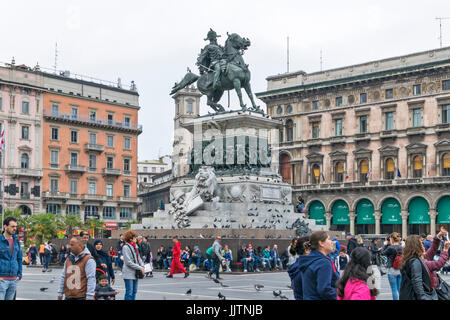 Milán ITALIA la estatua ecuestre de Vittorio Emanuele II, en la Piazza del Duomo, rodeado por la multitud y cubierto de palomas Foto de stock