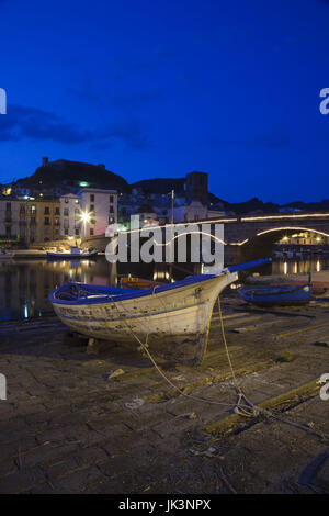 Italia, Cerdeña, en el oeste de Cerdeña, Bosa, noche a lo largo de Temo Riverfront y Ponte Vecchio Foto de stock