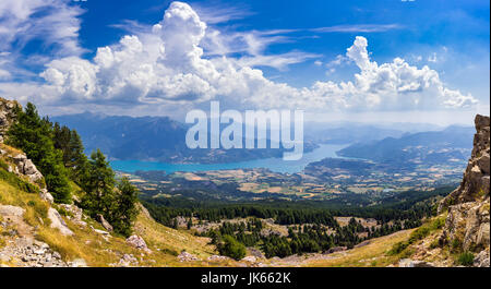 Vista del lago Serre-Poncon elevados en verano desde la aguja Chabriere. Alpes, Francia Foto de stock