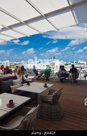 Ee.Uu., Miami Beach, South Beach, Lincoln Road, penthouse de cenar en el restaurante Juvia, NR Foto de stock