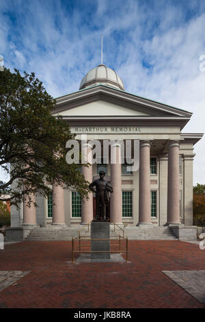 En Norfolk, Virginia, EE.UU., MacArthur Memorial, el monumento a el general estadounidense Douglas MacArthur y la estatua de la asamblea Foto de stock