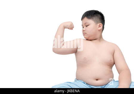 Fat Boy obesos muestran los músculos aislados en fondo blanco con espacio de copia, concepto saludable Foto de stock