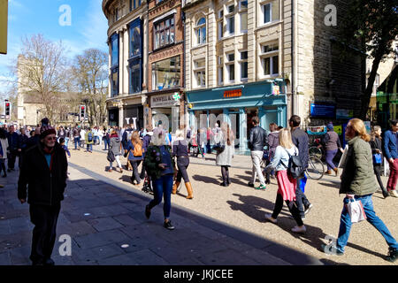 Una muy concurrida Cornmarket Street en Oxford, Reino Unido, lleno de turistas y compradores. Foto de stock