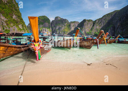 En Krabi, Tailandia - Diciembre 4 : coloridos botes de cola larga en playa Hermosa sobre un fondo de cielo azul y mar azul y rocas calizas, isla de Phi Phi Foto de stock