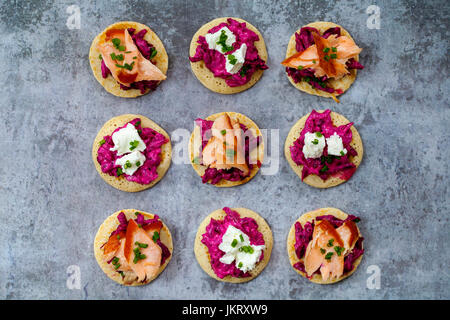 Blinis con remolacha, rábano picante, salmón ahumado en caliente y cabra chhese