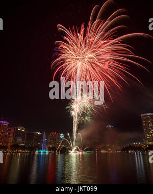 Los fuegos artificiales del 4 de julio en Lake Eola park en el centro de Orlando, Florida. Foto de stock