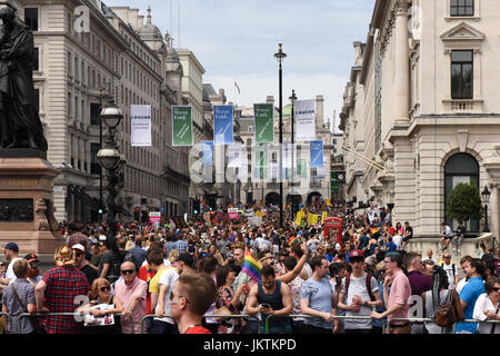 Orgullo en Londres, 2017. Una multitud de gente para ver el desfile en Londres, Reino Unido. Foto de stock