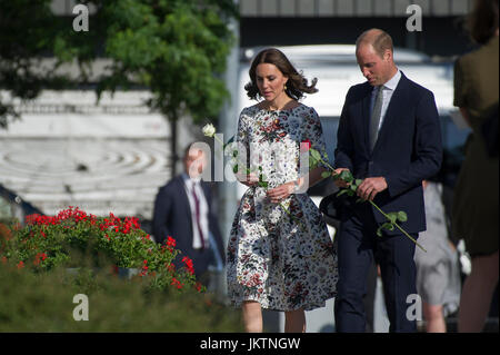 Príncipe Guillermo, Duque de Cambridge y Catherine Duquesa de Cambridge durante su visita en Gdansk, Polonia, el 18 de julio de 2017 © Wojciech Strozyk / Alamy Stock Foto de stock
