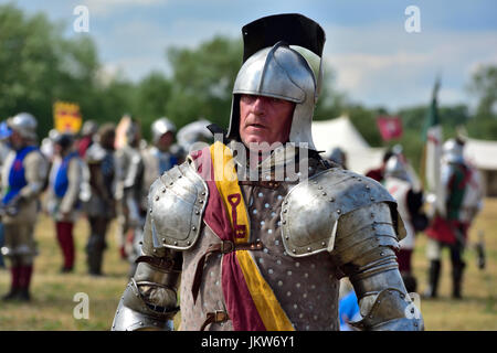 Solo caballero de brillante armadura medieval en el campo de batalla de Tewkesbury en 1471, re-promulgación
